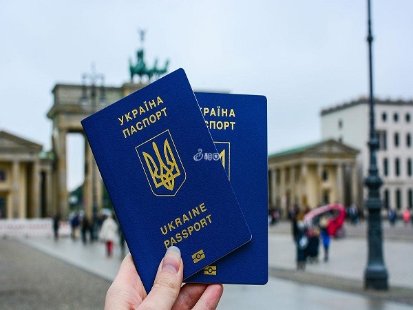 去乌克兰生孩子需要准备好护照和签证