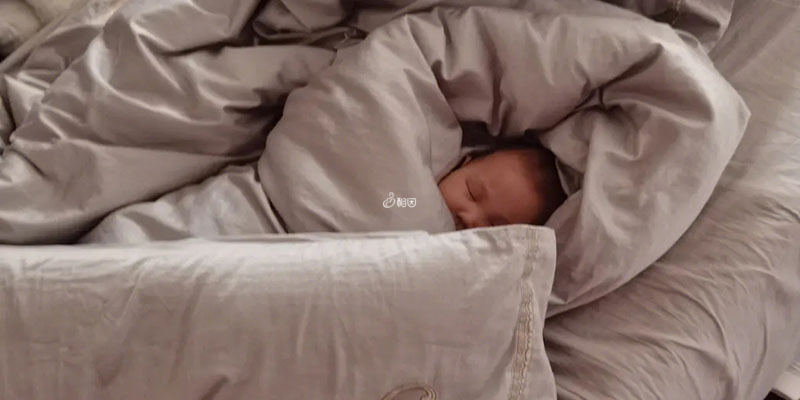 宝宝摸着很烫但体温正常睡得也好还需要