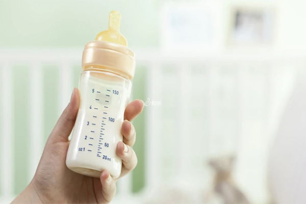宝宝的喂奶一般主张按需喂哺