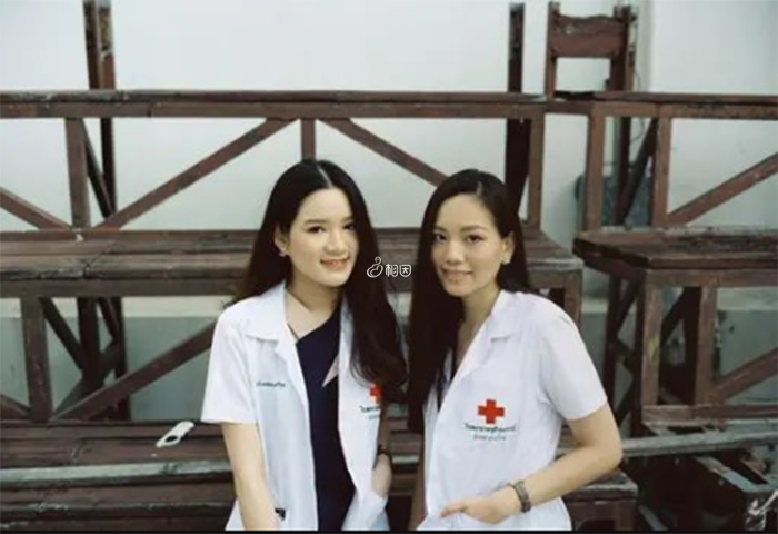 双胞胎女儿双双被医学院录取了
