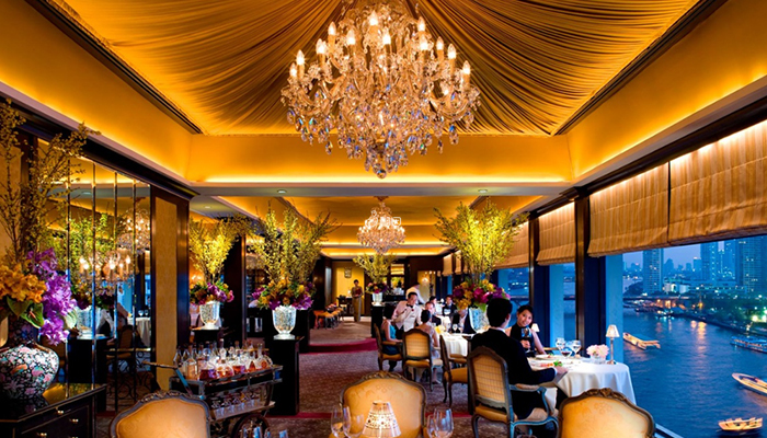 这家餐厅能俯瞰壮观的湄南河景观