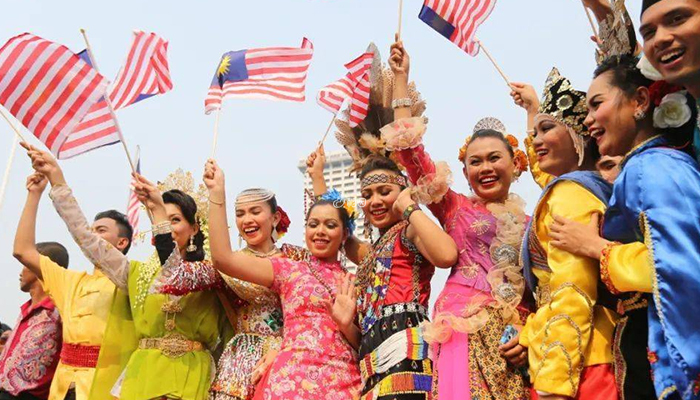 马来西亚人喜欢穿鲜艳颜色的衣服