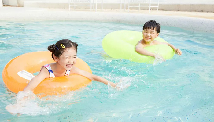 建议4岁以上孩子学游泳