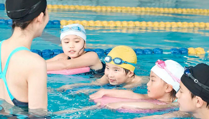 孩子学游泳要选专业的培训班