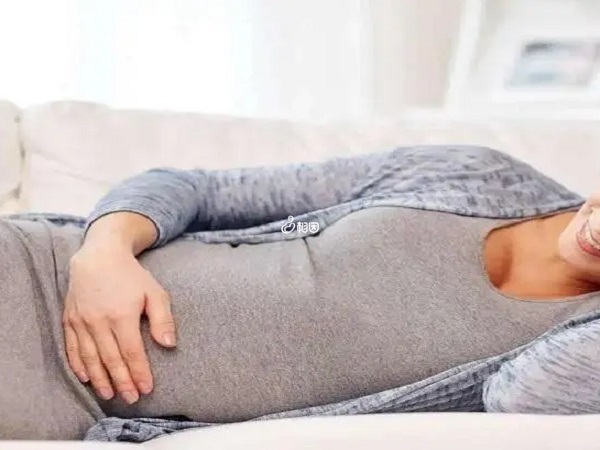 中晚孕期应该避免俯卧位休息