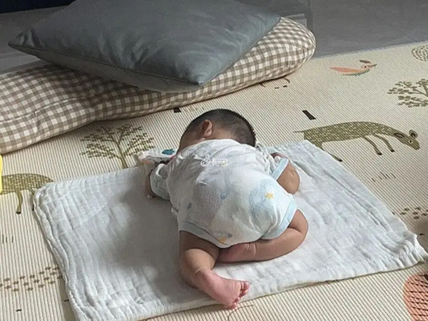一个月婴儿趴着睡觉更有安全感