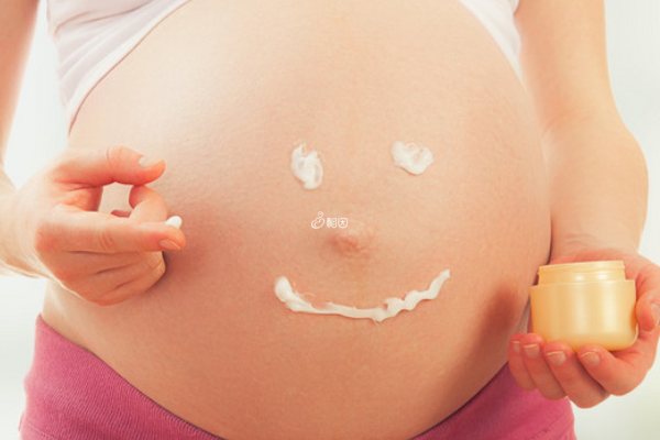 胎儿总是喜欢把肚子拱成一坨边很硬是因为胎动