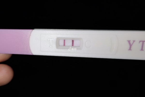 假怀孕后使用验孕试纸测试可能会出现一深一浅的情况