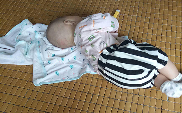 婴儿侧睡要手放在身体的前方