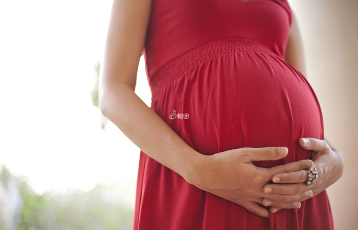 怀孕后女性肚子上会长出很多妊娠纹