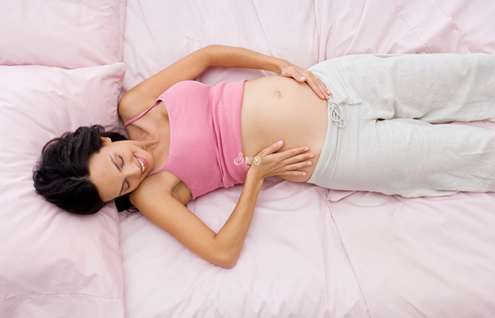 孕妇平躺着肚子分散到两边怀的是女孩
