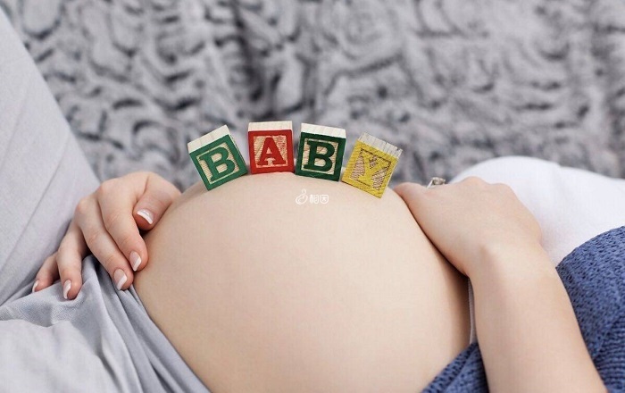 孕妇平躺看肚子变化可以预测生男生女