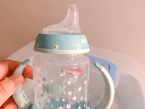 6个月宝宝用鸭嘴杯喝水比较好