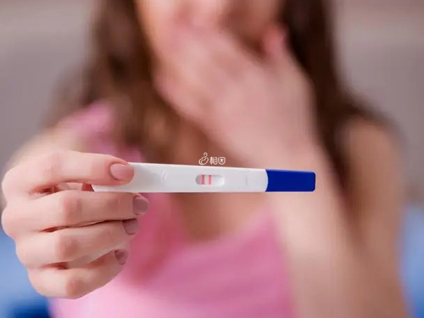 验孕棒一深一浅两道杠通常表示怀孕
