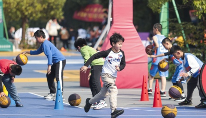 鼓励孩子进行体育活动也是解决不合群的方法