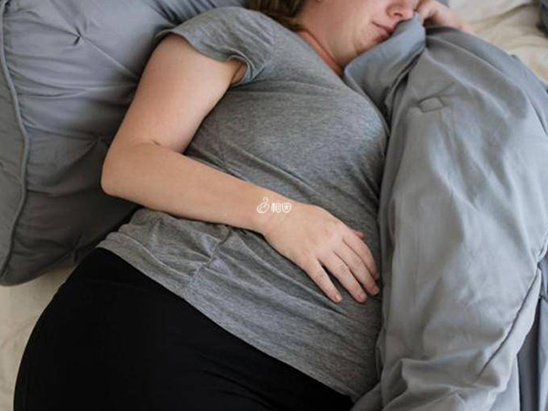 保胎期间最佳睡觉姿势是左侧卧式