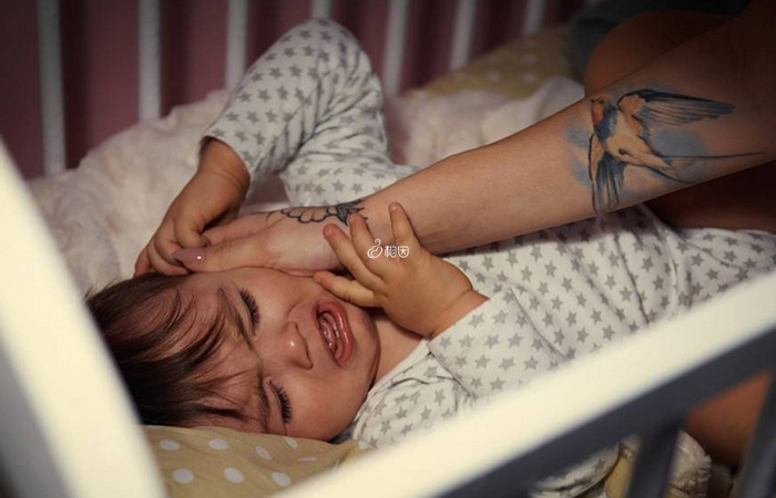 宝宝发生肠绞痛时往往会出现晚上哭闹不止的情况