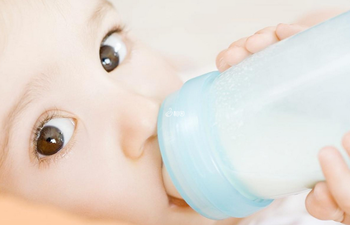新生儿吃奶过量会出现溢奶的情况