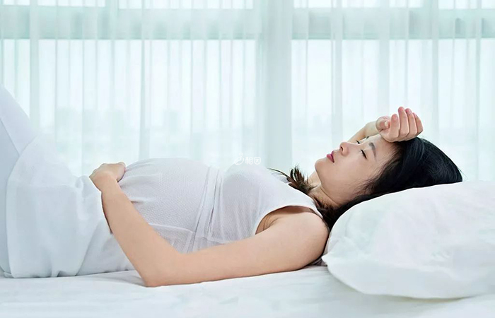 宝宝在宫内初期缺氧时可能会出现胎动过于频繁的症状
