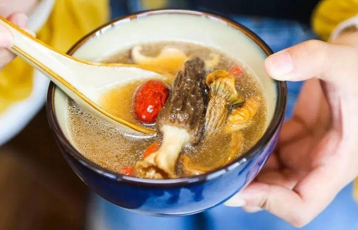 喝汤是坐月子的一项传统习惯