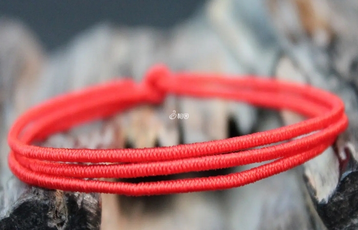 红绳在风水学里具有辟邪、化煞的作用
