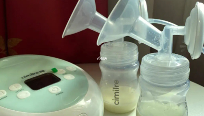 用吸奶器及时排空乳汁可以防止乳房硬块