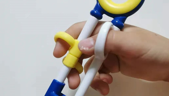 纠正孩子使用筷子要先用三指环扣型学习筷