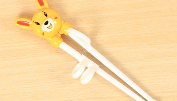 孩子学用筷子可先选用辅助学习筷