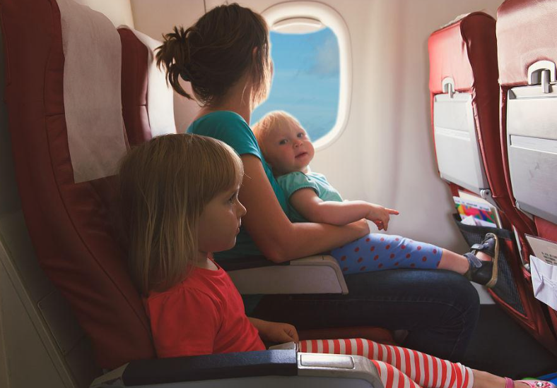 婴儿坐飞机不用买全票